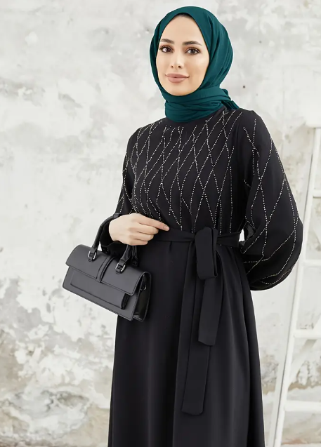 Ein elegantes Kleid im Nahost-Stil mit Strassverzierungen