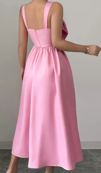 Elegantes, leichtlila A-Linien-Midi-Kleid mit Schmetterlings-Busch-Detail