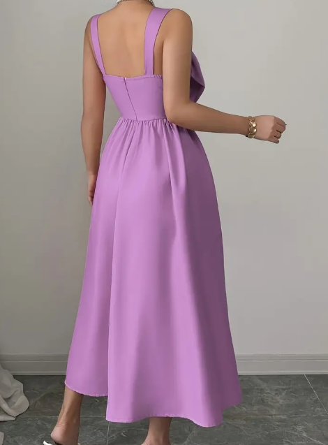 Elegantes, leichtlila A-Linien-Midi-Kleid mit Schmetterlings-Busch-Detail