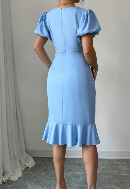 Elegantes Hellblaues Kleid mit Puffärmeln, Rüschen-Saum & Rundhalsausschnitt