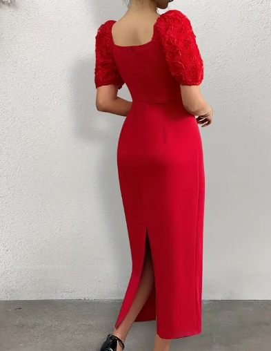 Elegantes, quadratisches, mittellanges Kleid mit 3D-Rosen-Detail