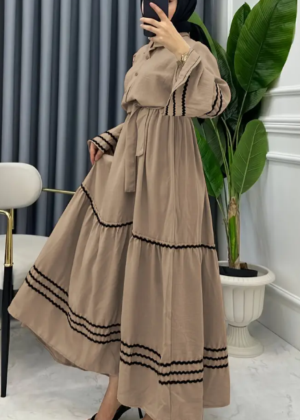 Modisch Abaya mit Nahöstlichem Einfluss für Damen - Langarm-Kleid mit Knopfleiste und Gestreiften Manschetten