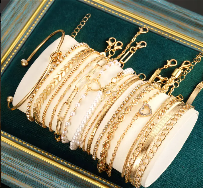 18-teiliges Set von Modischen Vintage Armbändern mit Funkelnden Knoten-Einlagen und Synthetischer Perlenimitation in Herzform für Frauen