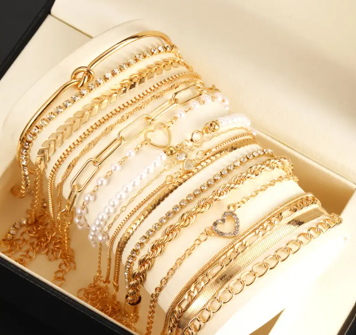 18-teiliges Set von Modischen Vintage Armbändern mit Funkelnden Knoten-Einlagen und Synthetischer Perlenimitation in Herzform für Frauen