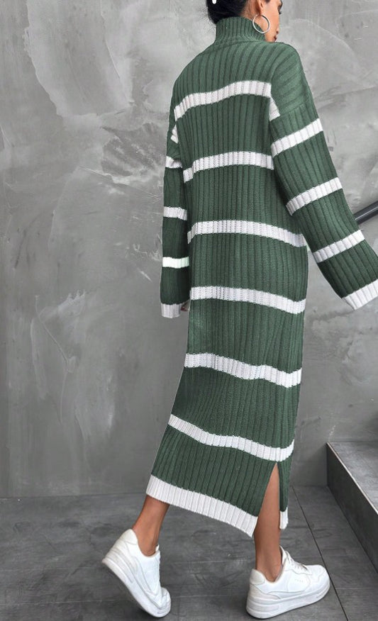 Gestreiftes Rollkragen-Strickkleid