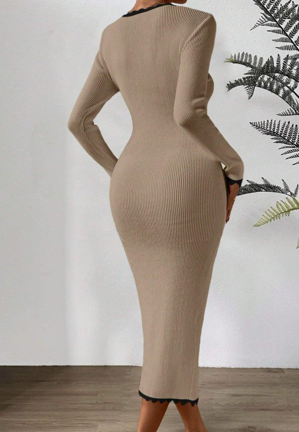 Figurbetontes Strick Kleid mit Kontrastsaum, eckigem Ausschnitt