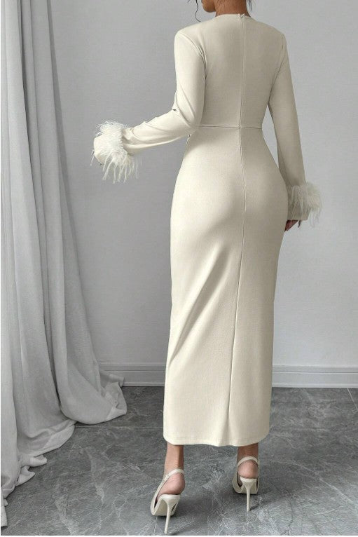 Aprikosenfarbenes Mini-Partykleid mit hohem Schlitz, quadratischer Schulter