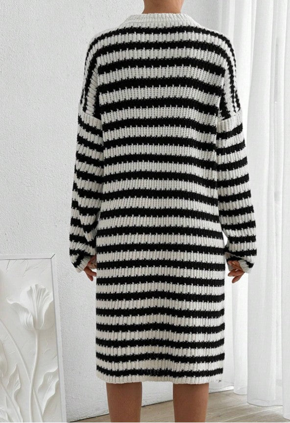 Lässiges Strick-Kleid mit Kontrastfarben gestreiftem Textur-Muster