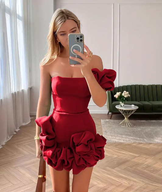 elegantes weinrotes mini Kleid