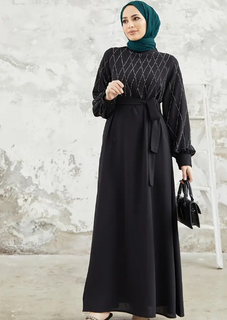 Ein elegantes Kleid im Nahost-Stil mit Strassverzierungen