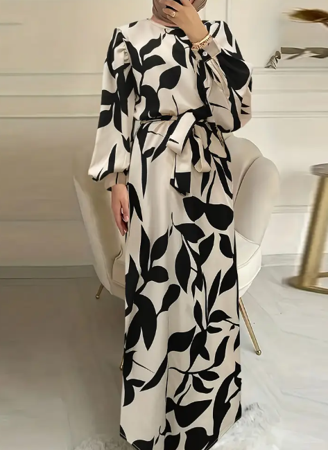 Elegante schwarze und weiße Maxikleid mit Rüschen