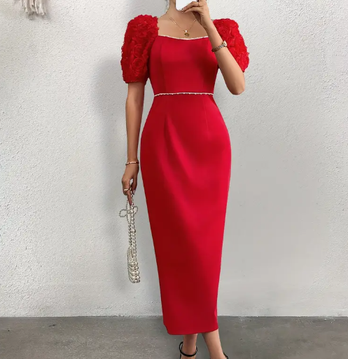 Elegantes, quadratisches, mittellanges Kleid mit 3D-Rosen-Detail