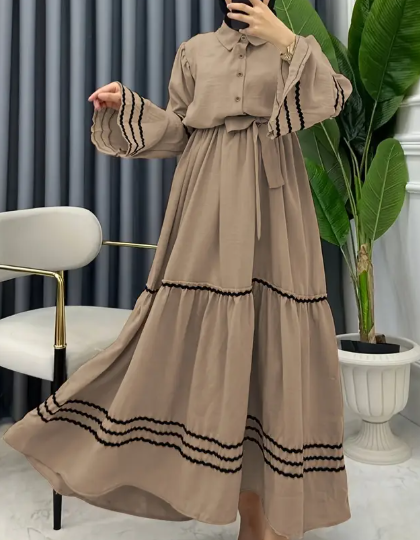 Modisch Abaya mit Nahöstlichem Einfluss für Damen - Langarm-Kleid mit Knopfleiste und Gestreiften Manschetten