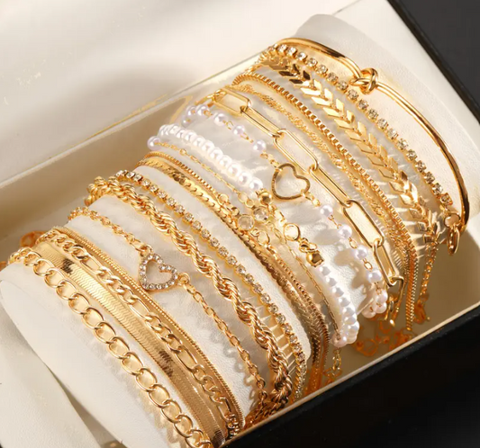 18-teiliges Set von Modischen Vintage Armbändern mit Funkelnden Knoten-Einlagen und Synthetischer Perlenimitation in Herzform für Frauen