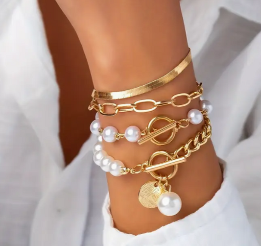 4er-Set Elegante Goldfarbene Armbänder mit Kunstperlenakzenten