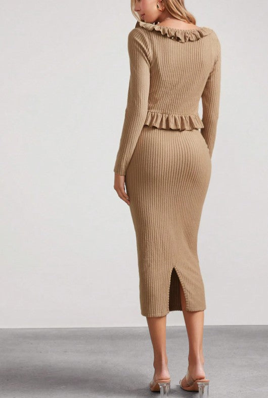 Eleganter Damen-Winterzweiteiler bestehend aus einem khakifarbenen elastischen, gerippten, warmen und bequemen Strickkleid