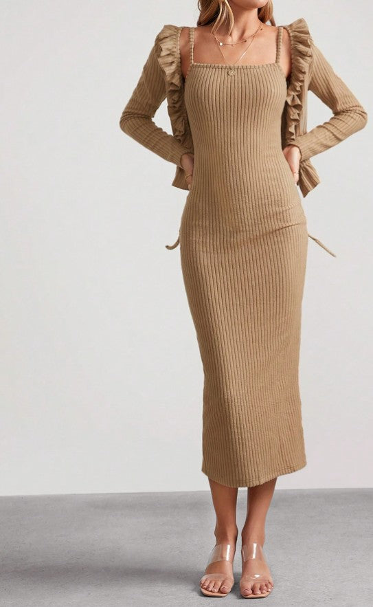 Eleganter Damen-Winterzweiteiler bestehend aus einem khakifarbenen elastischen, gerippten, warmen und bequemen Strickkleid